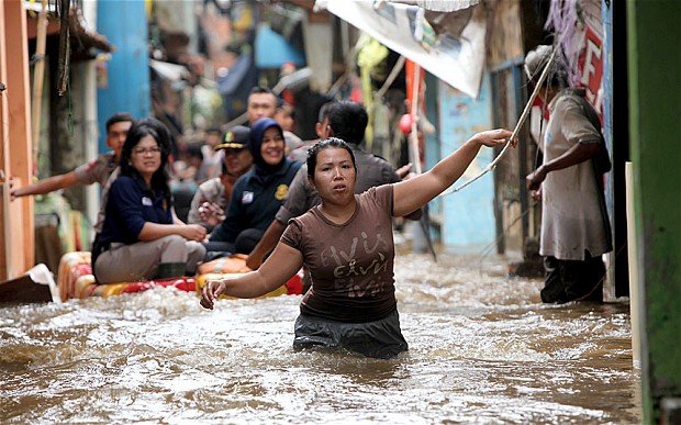 Thủ đ&ocirc; Indonesia bị ngập trong nước mưa khiến 6000 người d&acirc;n phải di dời