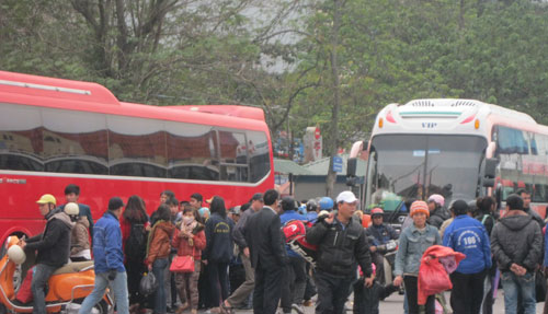 Tình trạng tăng giá vé, nhồi nhét khách vẫn tiếp tục diễn ra Tình trạng tăng giá vé, nhồi nhét khách vẫn tiếp tục diễn ra