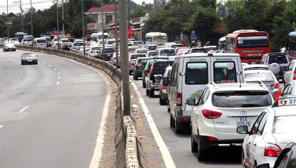 Đo&agrave;n xe kẹt cứng tr&ecirc;n Quốc lộ 51 trong ng&agrave;y m&ugrave;ng 4 Tết