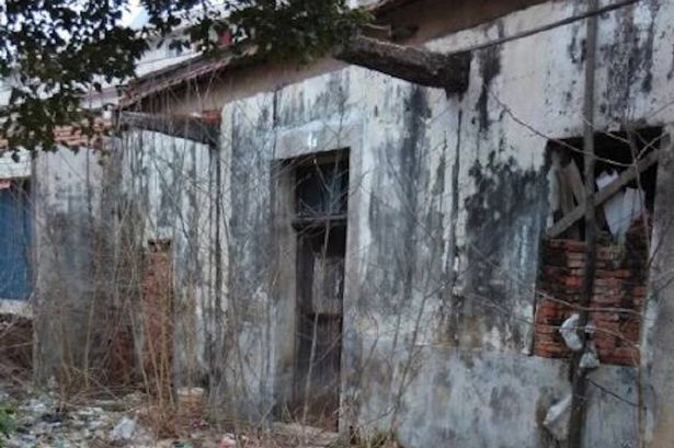 Theo tin tức mới nhất, đây là hình ảnh bên ngoài nhà kho cô gái bị nhốt Theo tin tức mới nhất, đây là hình ảnh bên ngoài nhà kho cô gái bị nhốt