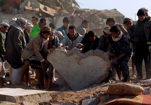 Người dân Yemen và lực lượng an ninh tìm kiếm người sống sót sau khi một tòa nhà bị phá hủy vì không kích. Ảnh AFP Người dân Yemen và lực lượng an ninh tìm kiếm người sống sót sau khi một tòa nhà bị phá hủy vì không kích. Ảnh AFP
