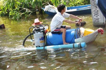 Một người dân qua sông bằng xuống tự chế