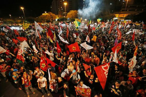 Người d&acirc;n Brazil ăn mừng đương kim Tổng thống Dilma Rousseff t&aacute;i đắc cử