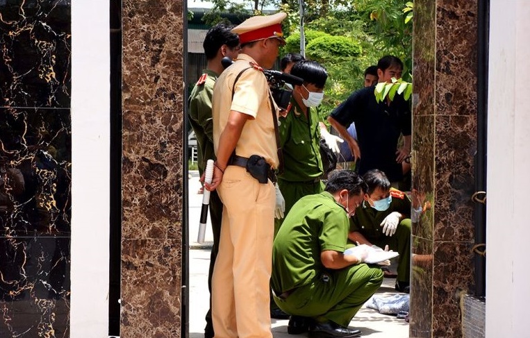 Cảnh s&aacute;t t&igrave;nh nghi hung thủ đ&atilde; tr&egrave;o từ cổng r&agrave;o v&agrave;o biệt thự v&agrave; g&acirc;y ra vụ &aacute;n mạng kinh ho&agrave;ng ở B&igrave;nh Phước