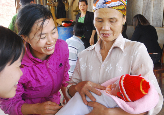 Tin tức mới nhất, ph&aacute;t hiện một ch&aacute;u b&eacute; sơ sinh bị bỏ rơi