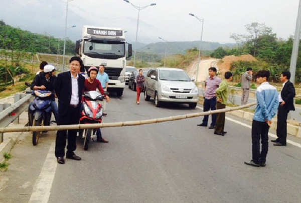 Tin tức mới nhất, người dân bức xúc dùng xe chặn cao tốc vì bồi thường chưa thỏa đáng
