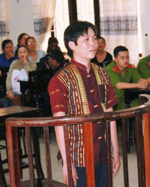 Tin tức mới nhất, c&ocirc;ng an TP. Huế đ&atilde; tuy&ecirc;n phạt kẻ lừa đảo, giả danh c&aacute;n bộ 8 năm t&ugrave;
