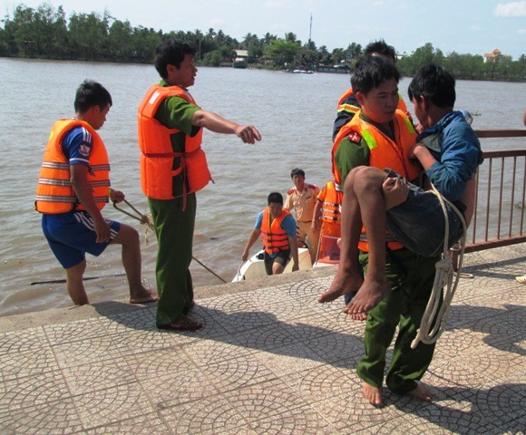 Tin tức mới nhất giải cứu th&agrave;nh c&ocirc;ng thanh ni&ecirc;n định tự tử, ngồi vắt vẻo tr&ecirc;n th&agrave;nh cầu