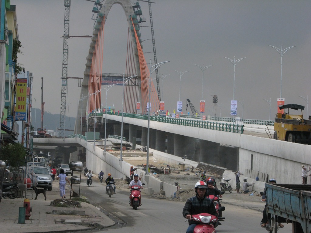 Tin tức mới nhất trong diễn biến x&acirc;y dựng cầu vượt Đ&agrave; Nẵng, d&acirc;n l&ecirc;n cầu đ&ograve;i dừng thi c&ocirc;ng