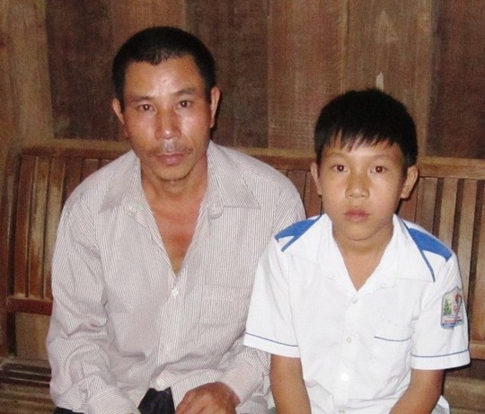 Nhặt được chiếc v&iacute; c&oacute; t&agrave;i sản lớn, cậu b&eacute; mang về nhờ bố mẹ t&igrave;m lại chủ nh&acirc;n của n&oacute;