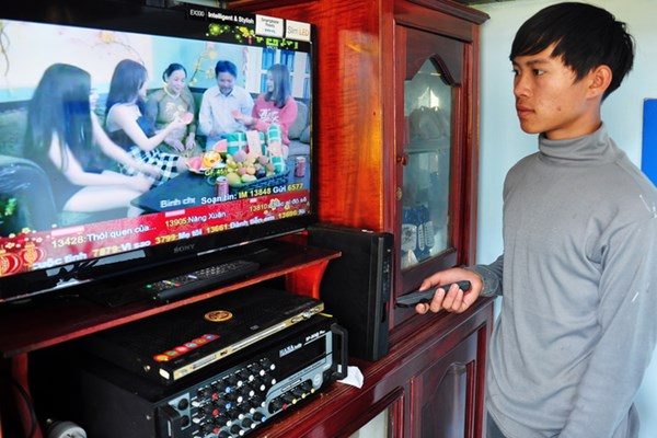Người d&acirc;n tr&ecirc;n đảo vui mừng v&igrave; từ nay c&oacute; nguồn điện lưới ổn định để d&ugrave;ng