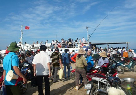Tin tức mới nhất cho du kh&aacute;ch muốn ra đảo L&yacute; Sơn du lịch, t&agrave;u đang 'ch&aacute;y chỗ'