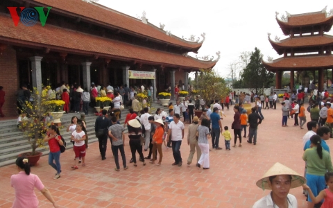 Người dân nườm nượp kéo tới lễ chùa mong may mắn đầu năm Người dân nườm nượp kéo tới lễ chùa mong may mắn đầu năm