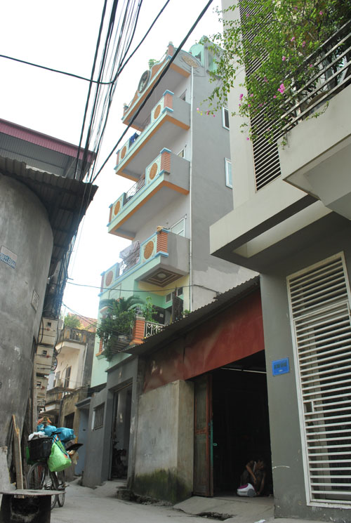 Trong v&ograve;ng 8 năm, người đ&agrave;n &ocirc;ng n&agrave;y đ&atilde; tự x&acirc;y 9 tầng nh&agrave; khang trang cho gia đ&igrave;nh v&agrave; bản th&acirc;n m&igrave;nh