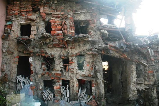 Căn nh&agrave; xi&ecirc;u vẹo x&acirc;y dựng suốt 35 năm của dị nh&acirc;n đất Quảng Nam khiến người ngo&agrave;i kh&ocirc;ng khỏi ớn lạnh