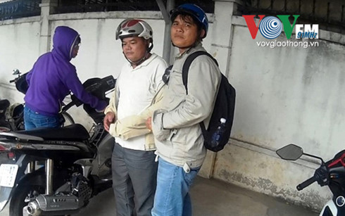Đối tượng lừa đảo Nguyễn Minh Tuấn (b&ecirc;n tr&aacute;i) 
