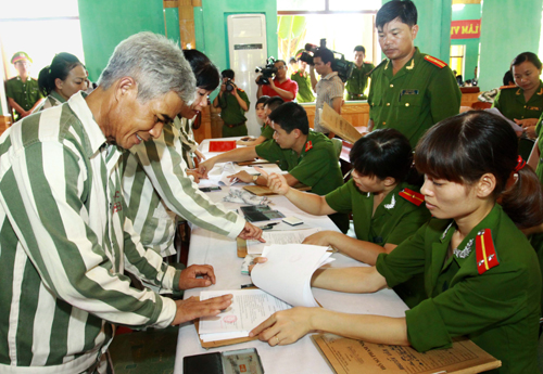 Hơn 300 phạm nh&acirc;n được giảm &aacute;n, tha t&ugrave; dịp 30/4 ở Ph&uacute; Y&ecirc;n l&agrave; tin ph&aacute;p luật online nổi bật trong ng&agrave;y