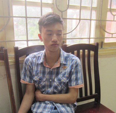 Hai đối tượng Nguyễn Minh Tiến v&agrave; Đặng Văn Th&agrave;nh tại cơ quan c&ocirc;ng an, theo những tin tức ph&aacute;p luật online nổi bật trong ng&agrave;y