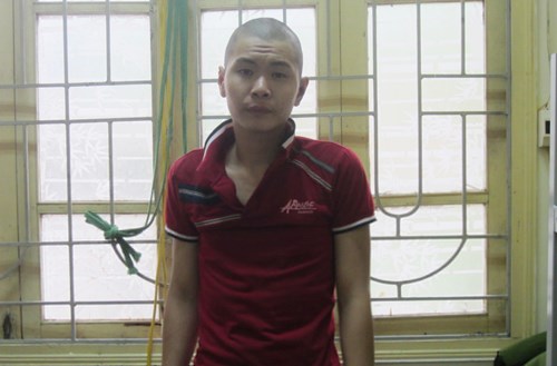 Hai đối tượng Nguyễn Minh Tiến v&agrave; Đặng Văn Th&agrave;nh tại cơ quan c&ocirc;ng an, theo những tin tức ph&aacute;p luật online nổi bật trong ng&agrave;y