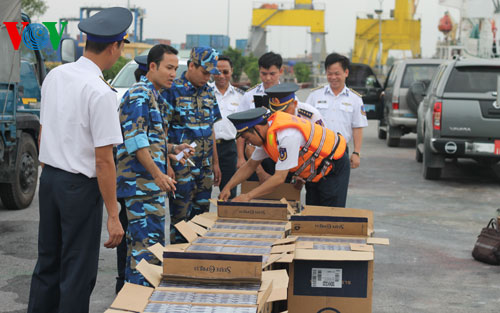 Trong những tin tức pháp luật 24h qua có vụ bắt giữ tàu vận chuyển hơn 82.000 bao thuốc lá lậu Trong những tin tức pháp luật 24h qua có vụ bắt giữ tàu vận chuyển hơn 82.000 bao thuốc lá lậu
