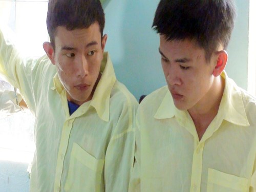 Hai đối tượng Việt v&agrave; Hưng tại cơ quan điều tra, theo tin ph&aacute;p luật 24h qua