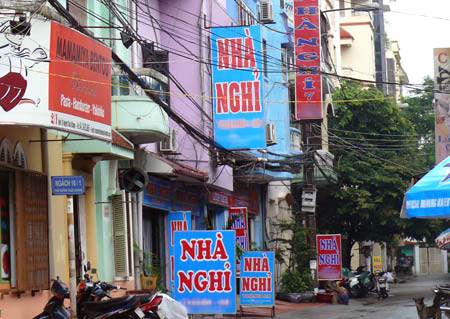 R&igrave;nh rập phụ nữ v&agrave;o nh&agrave; nghỉ để tống tiền l&agrave; tin ph&aacute;p luật online mới nhất h&ocirc;m nay