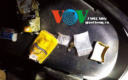 Tang vật t&igrave;m thấy tr&ecirc;n người 2 đối tượng, theo tin tức ph&aacute;p luật mới nhất h&ocirc;m nay