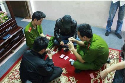 Trong những tin tức ph&aacute;p luật online h&ocirc;m nay c&oacute; vụ thiếu &uacute;y c&ocirc;ng an chơi bạc &lsquo;bịp&rsquo;