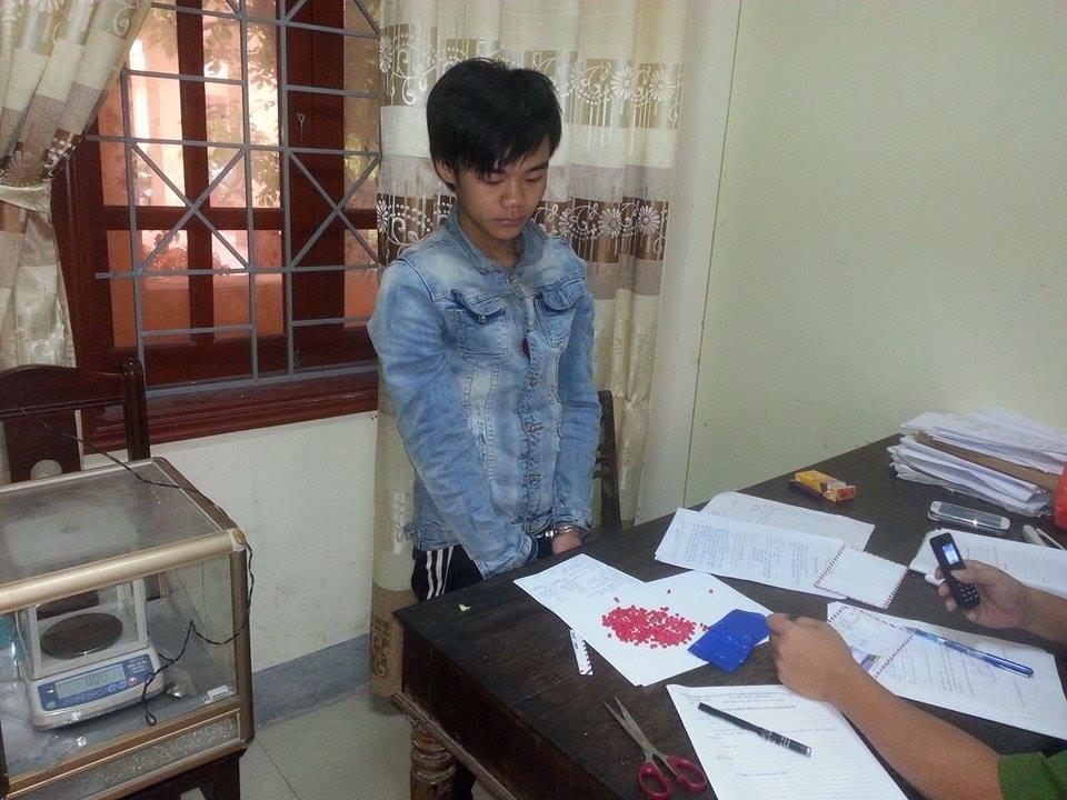 Bắt giữ đối tượng bu&ocirc;n cả ng&agrave;n vi&ecirc;n ma t&uacute;y ở Nghệ An l&agrave; một trong những tin ph&aacute;p luật 24h qua