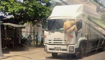 CSGT đu đầu xe tải y&ecirc;u cầu dừng xe l&agrave; tin tức ph&aacute;p luật mới nhất h&ocirc;m nay