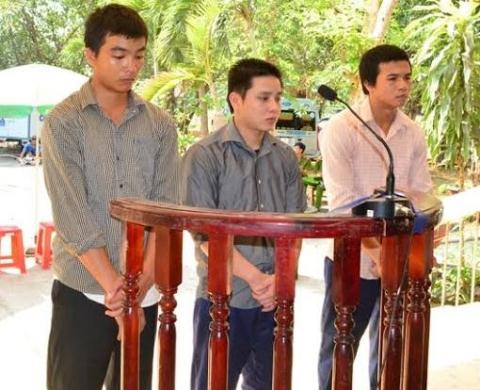 Trong những tin ph&aacute;p luật online h&ocirc;m nay c&oacute; vụ 3 kẻ &lsquo;x&uacute;c phạm quốc kỳ&rsquo; ở T&acirc;y Ninh