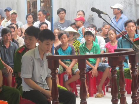 Những tin ph&aacute;p luật mới nhất h&ocirc;m nay đề cập đến vụ cha chở con đi đầu th&uacute; tội giết người ở Củ Chi