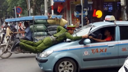 Cảnh s&aacute;t trẻ phải nhảy l&ecirc;n n&oacute;c capo v&agrave; b&aacute;m v&agrave;o cần gạt nước khi t&agrave;i xế cho xe đi tiếp, theo tin tức ph&aacute;p luật 24h qua