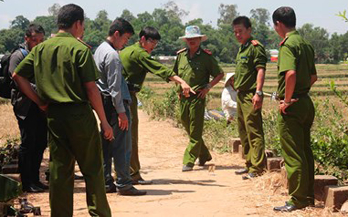 Cơ quan c&ocirc;ng an đang tiến h&agrave;nh kh&aacute;m nghiệm hiện trường điều tra vụ &aacute;n, theo tin tức ph&aacute;p luật 24h qua