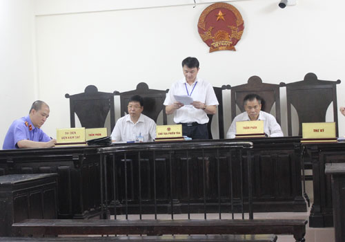 Trong những tin ph&aacute;p luật 24h qua c&oacute; vụ phạt t&ugrave; người đ&agrave;n b&agrave; cầm liềm đ&aacute;nh em d&acirc;u