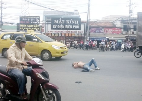 Tin tức ph&aacute;p luật tr&ecirc;n b&aacute;o C&ocirc;ng an Nh&acirc;n d&acirc;n cho biết, một thanh ni&ecirc;n ng&aacute;o đ&atilde; đ&atilde; g&acirc;y n&aacute;o loạn giao th&ocirc;ng khu vực giao lộ QL1-Nguyễn Văn Qu&aacute;, quận 12, TP HCM 