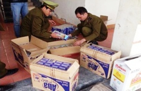 Trong những tin tức ph&aacute;p luật mới nhất h&ocirc;m nay c&oacute; vụ bắt xe kh&aacute;ch chở gần 1.500 bao thuốc l&aacute; lậu