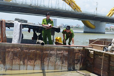 C&ocirc;ng an lập bi&ecirc;n bản ghe h&uacute;t c&aacute;t tr&aacute;i ph&eacute;p, theo những tin tức ph&aacute;p luật mới nhất h&ocirc;m nay