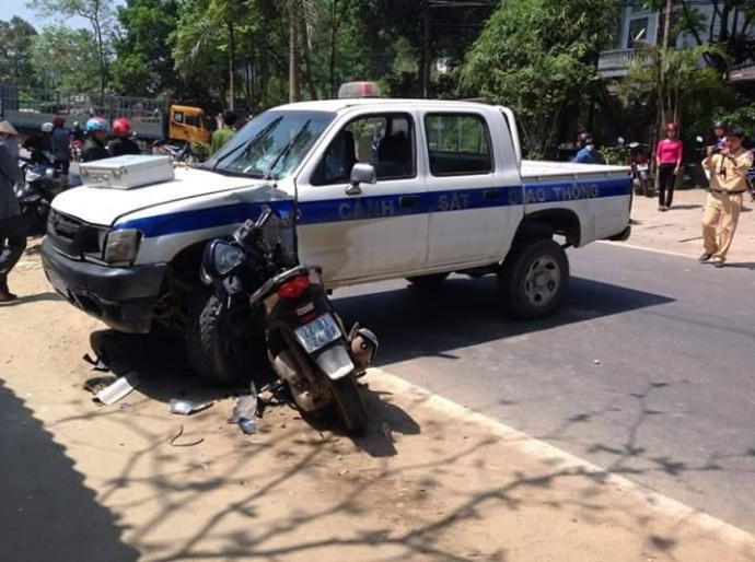 Trong những tin tức pháp luật mới nhất hôm nay có vụ đối tượng liều lĩnh tông thẳng xe vào CSGT hòng chạy thoát Trong những tin tức pháp luật mới nhất hôm nay có vụ đối tượng liều lĩnh tông thẳng xe vào CSGT hòng chạy thoát