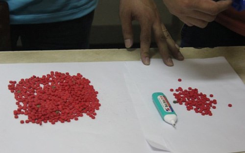Trong những tin tức ph&aacute;p luật mới nhất h&ocirc;m nay c&oacute; vụ 2 nam sinh bị bắt quả tang khi đang mua b&aacute;n 700 vi&ecirc;n thuốc lắc