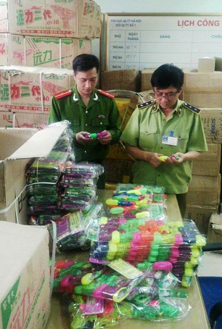 S&uacute;ng đồ chơi phun nước l&agrave; mặt h&agrave;ng đồ chơi bạo lực bị cấm kinh doanh, theo những tin tức ph&aacute;p luật 24h qua