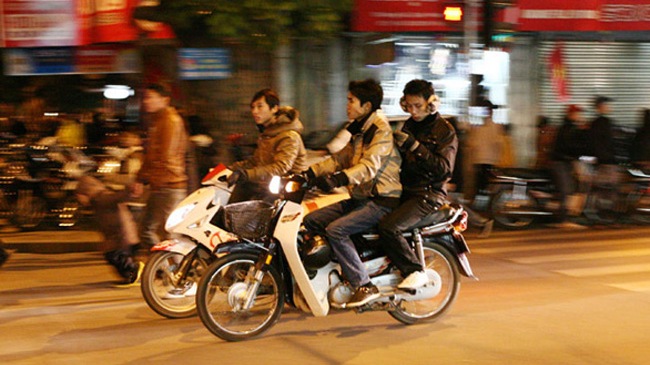 Nạn đua xe tr&aacute;i ph&eacute;p dịp Tết được đề cập đến trong những tin tức ph&aacute;p luật mới nhất h&ocirc;m nay