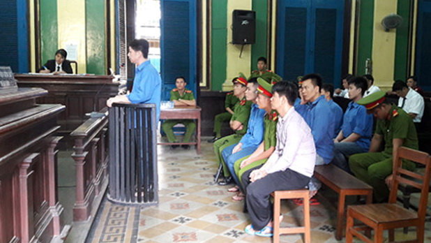Bị c&aacute;o Nguyễn Trọng Ng&ocirc;n v&agrave; đồng phạm tại phi&ecirc;n t&ograve;a sơ thẩm trước đ&oacute;