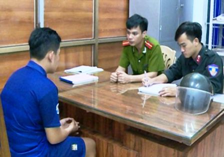 Lực lượng chức năng l&agrave;m việc với người vi phạm an to&agrave;n giao th&ocirc;ng, theo những tin tức ph&aacute;p luật 24h qua