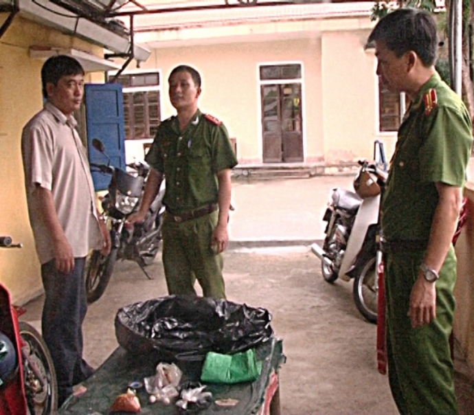 Đ&aacute;nh bả ch&oacute;, bị lực lượng tuần tra đ&ecirc;m t&oacute;m gọn  l&agrave; một trong những tin ph&aacute;p luật mới nhất h&ocirc;m nay. Ảnh: 