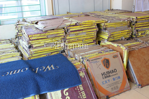 Những tin ph&aacute;p luật 24h qua đề cập đến vụ Bắt giữ 100 th&ugrave;ng gạch men, hơn 800 &aacute;o kho&aacute;c nhập lậu
