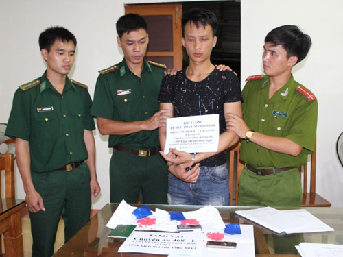 Những tin ph&aacute;p luật mới nhất h&ocirc;m nay đề cập đến vụ bắt đối tượng vận chuyển gần 600 vi&ecirc;n ma t&uacute;y tổng hợp