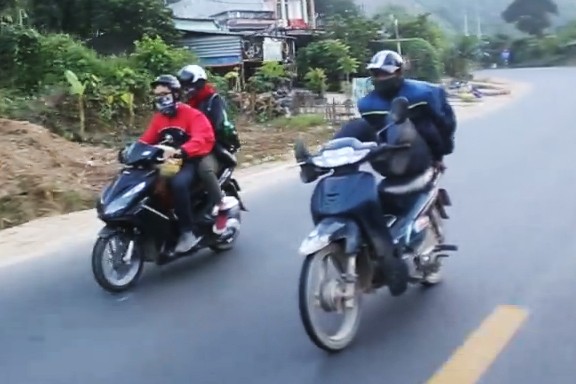 Những tin ph&aacute;p luật 24h qua đề cập đến vụ L&aacute;i xe m&aacute;y bằng ch&acirc;n chạy 80 km/h tr&ecirc;n quốc lộ