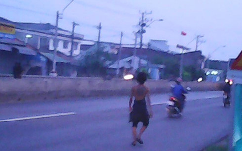 G&atilde; thanh ni&ecirc;n nghi &lsquo;ng&aacute;o đ&aacute;&rsquo; quậy tưng tr&ecirc;n Quốc lộ 1, đoạn thuộc địa phận Long An trưa 16/12