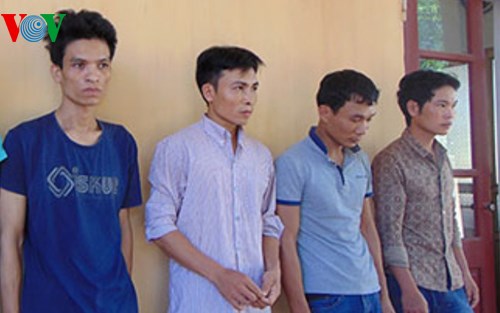 Những tin ph&aacute;p luật 24h qua đề cập đến vụ c&ocirc;ng an Thanh H&oacute;a bắt giữ 5 đối tượng mang hung kh&iacute; đi trộm ch&oacute;
